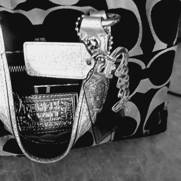 Authentic coach poppy bag! Black/silver! EUC! - Picture 13 of 16